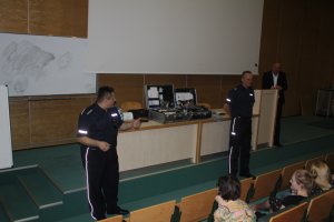 Policjanci i studenci podczas wykładu.