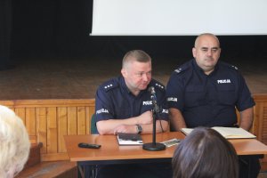 Policjanci podczas spotkania z mieszkańcami.