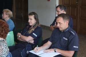 Policjanci podczas spotkania z mieszkańcami.