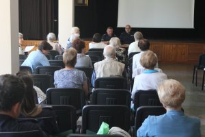 Policjanci podczas spotkania z mieszkańcami.