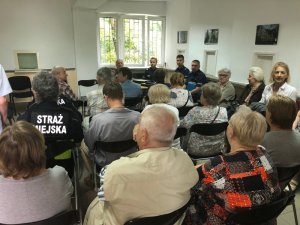 Policjanci na konsultacjach z mieszkańcami.