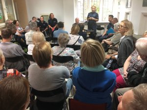 Policjanci na konsultacjach z mieszkańcami.