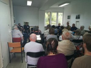 Policjanci na konsultacjach z mieszkańcami.