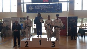Zwycięzcy zawodów na podium.