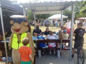 Policjanci na pikniku.