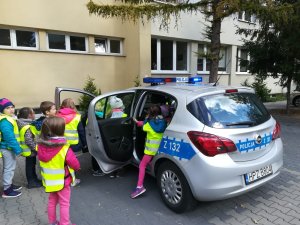 Dzieci w komendzie.
