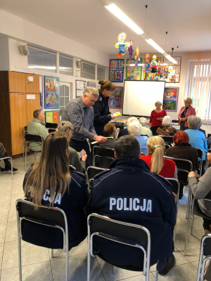 Policjanci na spotkaniu z seniorami.