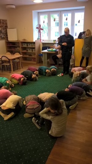 Policjantka na spotkaniu z dziećmi.