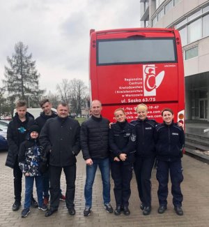 Policjanci oraz młodzież biorący udział w zbiórce krwi