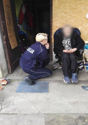 Dzielnicowa mł.asp. Joanna Seremak rozmawia z bezdomnym mężczyzną