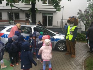 Przedszkolaki oglądają radiowóz