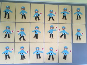 Przedszkolna wystawa pt. &quot;Policjant&quot;. Prace plastyczne dzieci przedstawiające policjanta.