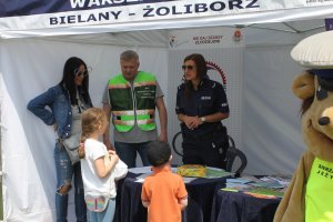 Policjantka zadaje pytania konkursowe najmłodszym