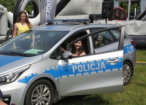 Uczestnicy pikniku zwiedzają policyjny radiwóz