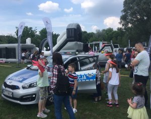 Uczestnicy pikniku zwiedzają policyjny radiwóz