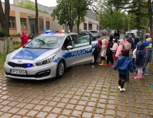 Maluchy zwiedzają policyjny radiowóz