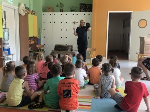 Policjantka prezentuje najmłodszym policyjne umundurowanie