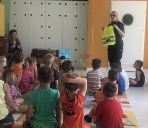 Policjantka pokazuje kamizelkę odblaskową