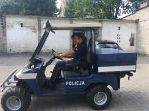 Policjantka i chłopiec jadą policyjnym meleksem.