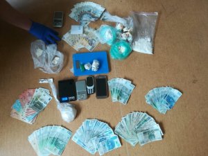 torby foliowe z zawartością narkotyków, pieniądze, wagi elektroniczne i telefony komórkowe