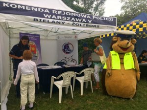 Policjantka zadaje pytanie konkursowe dziewczynce.