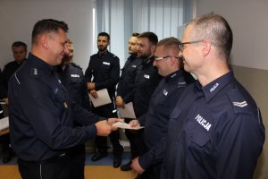 I Zastępca Komendanta Rejonowego Policji Warszawa V nadkomisarz Wojciech Turek gratuluje awansowanym policjantom.