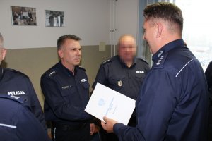 I Zastępca Komendanta Rejonowego Policji Warszawa V nadkomisarz Wojciech Turek gratuluje awansowanym policjantom.