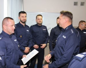 I Zastępca Komendanta Rejonowego Policji Warszawa V nadkomisarz Wojciech Turek gratuluje awansowanym policjantom.