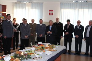 Na zdjęciu Komendant Stołeczny Policji, Komendanci Rejonowi oraz zaproszeni goście, modlitwę odmawia kapelan Komendy Stołecznej Policji ksiądz  Józef Jachimczak.