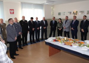 Na zdjęciu Komendanci oraz zaproszeni goście, przemawia Komendant Rejonowy Policji Warszawa V inspektor Lech Bielak