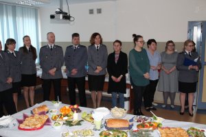 Na zdjęciu policjanci i pracownicy cywilni Komendy Rejonowej Policji Warszawa V przy wigilijnym stole.