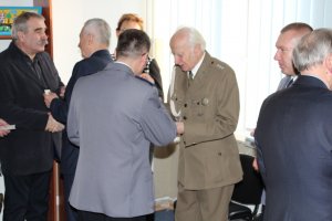 Na zdjęciu Komendant Rejonowy oraz zaproszeni goście dzielą się opłatkiem