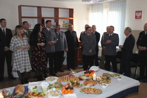 Na zdjęciu widać jak głos zabiera Pierwszy Zastępca Komendanta Stołecznego Policji inspektor Krzysztof Smela, Komendanci Rejonowi oraz pozostali goście słuchają życzeń.