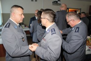 Na zdjęciu Komendant Rejonowy Policji Warszawa V inspektor Lech Bielak składa życzenia Zastępcy Komendanta Komisariatu Warszawa Żoliborz nadkomisarzowi Robertowi Jurkowskiemu.