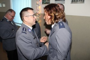Na zdjęciu policjantka składa życzenia Komendantowi Rejonowemu Policji Warszawa V inspektorowi Lechowi Bielakowi.