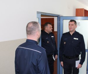 Na zdjęciu nadkomisarz Marcin Kopański składa meldunek nadkomisarzowi Wojciechowi Turkowi.