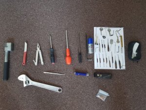 Na zdjęciu śrubokręty, klucze, obcęgi znalezione przy zatrzymanych