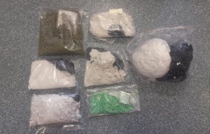 Na zdjęciu siedem worków foliowych z zabezpieczonymi narkotykami.