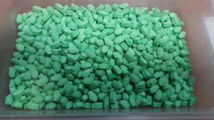 Na zdjęciu torebka foliowa z zabezpieczonymi tabletkami esctasy