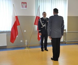 Nadkomisarz Wojciech Turek składa meldunek nadinspektorowi Pawłowi Dobrodziejowi