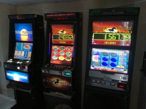 Na zdjęciu 3 automaty do nielegalnych gier hazardowych