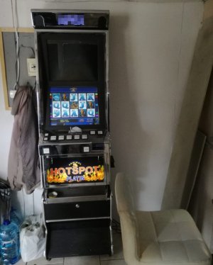 Na zdjęciu jeden z zabezpieczonych automatów do gier hazardowych