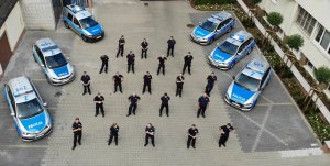 Policjanci na parkingu KRP Warszawa V, zdjęcie z góry.