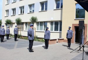 Na zdjęciu prowadzący uroczystość Naczelnik Wydziału Prewencji składa meldunek I Zastępcy Komendanta Stołecznego Policji.