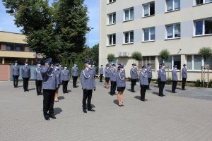 Na zdjęciu na placu w maseczkach stoją nominowani policjanci.