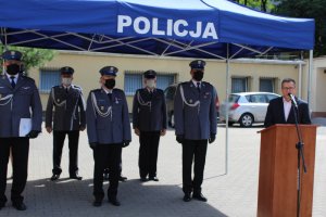 Pod namiotem kadra kierownicza komendy, zaproszeni goście. Przemawia były Komendant jednostki inspektor w stanie spoczynku Lech Bielak.