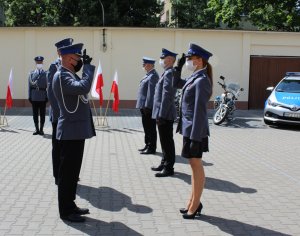 Na zdjęciu I Zastępca Komendanta Stołecznego Policji wręcza odznaczenia zasłużonym policjantom.