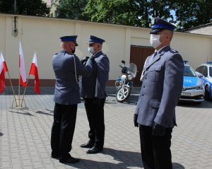 Na zdjęciu I Zastępca Komendanta Stołecznego Policji wręcza odznaczenie wyróżnionym policjantom.