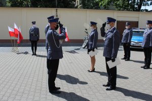 Na zdjęciu I Zastępca Komendanta Stołecznego Policji wręcza akt nominacyjny na wyższe stopień policjantom.