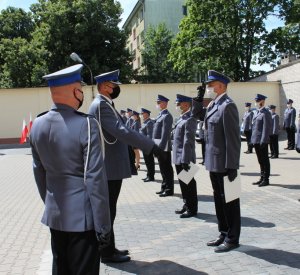 Na zdjęciu Komendanci wręczają akty nominacyjne awansowanym policjantom.